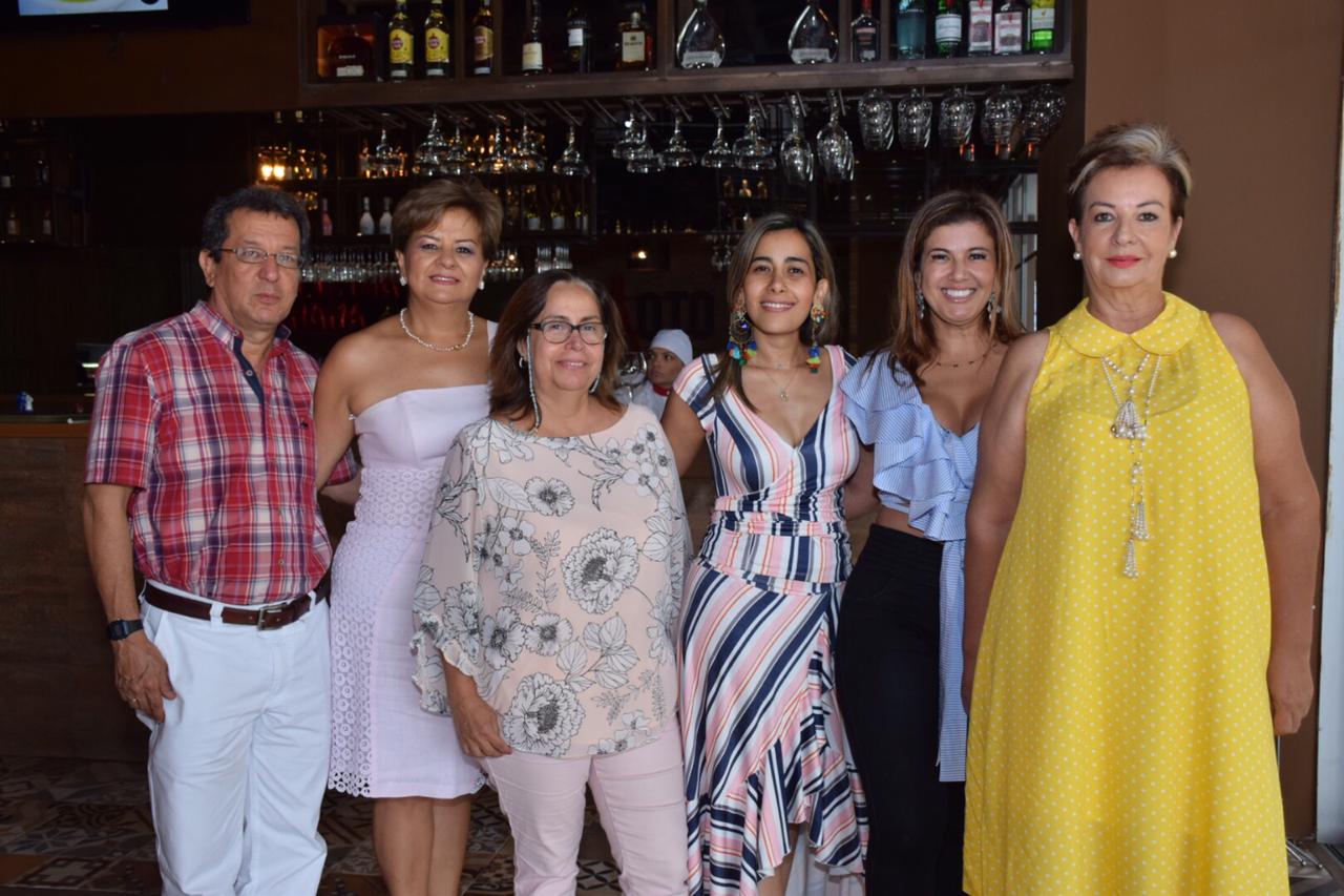 Juan Carlos Motta, Indira Burbano, Coqui Vega, María Camila Burbano Oliveros, Lina Rivas y Alicia Anaya.